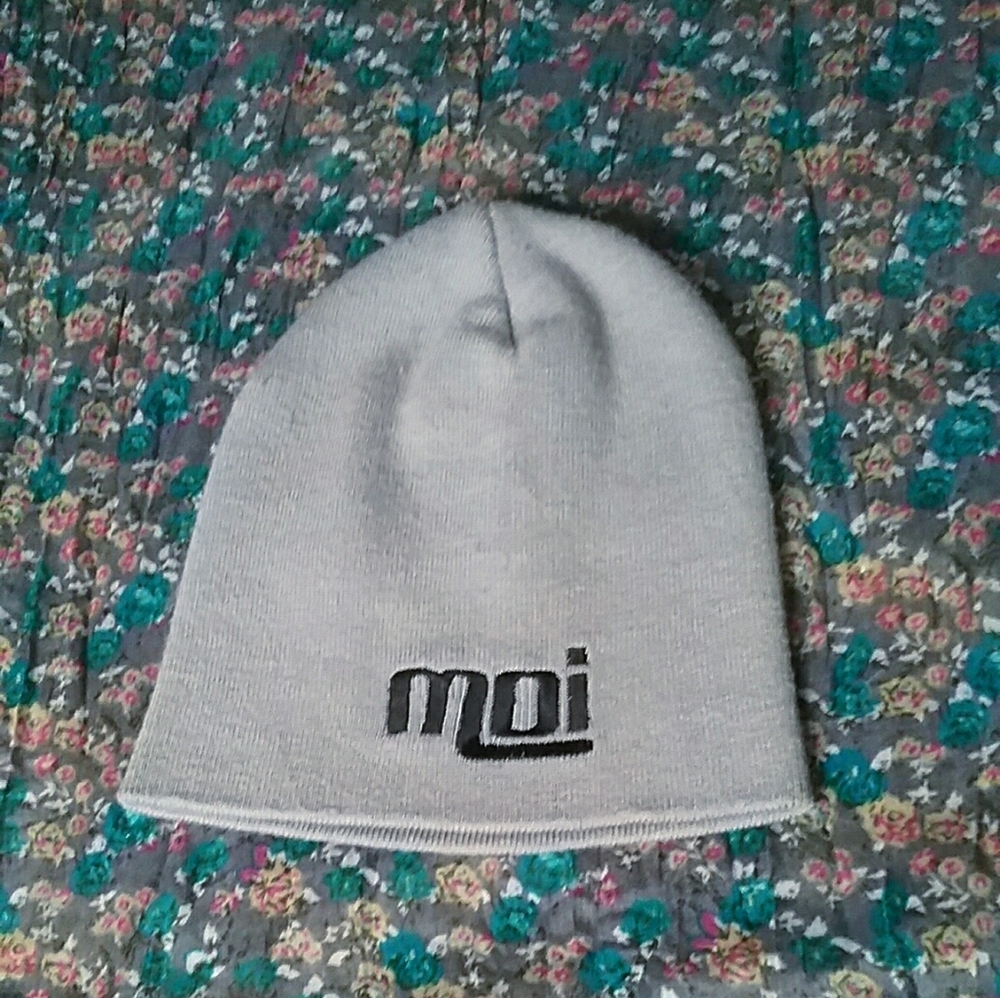 💕 $10 if bundled with 3 or more items - EUC Gray moi beanie